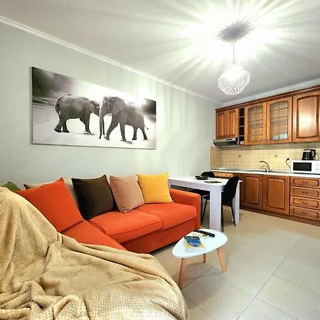 One Bd Flat Near Center With 24h Self Check In דירה *