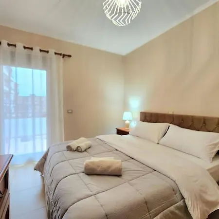 One Bd Flat Near Center With 24h Self Check In דירה