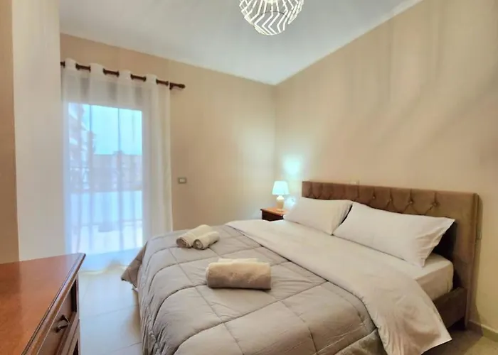 One Bd Flat Near Center With 24h Self Check In Apartament